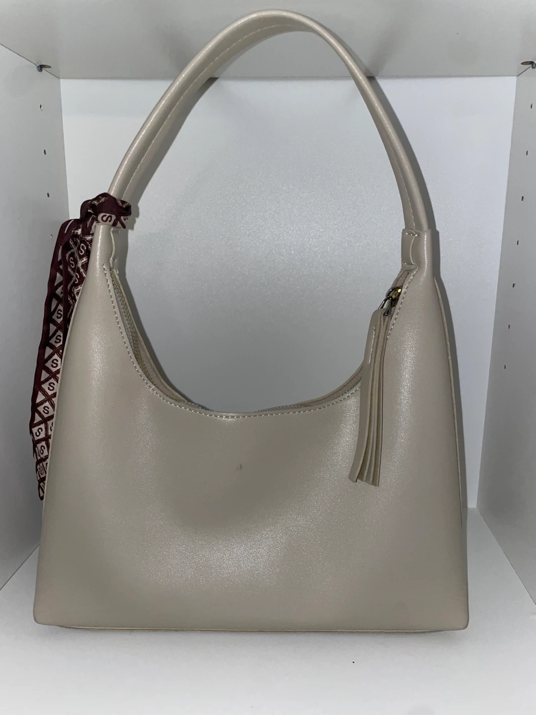 Stylish Beige Shoulder Bag with Scarf Accent - photo 2