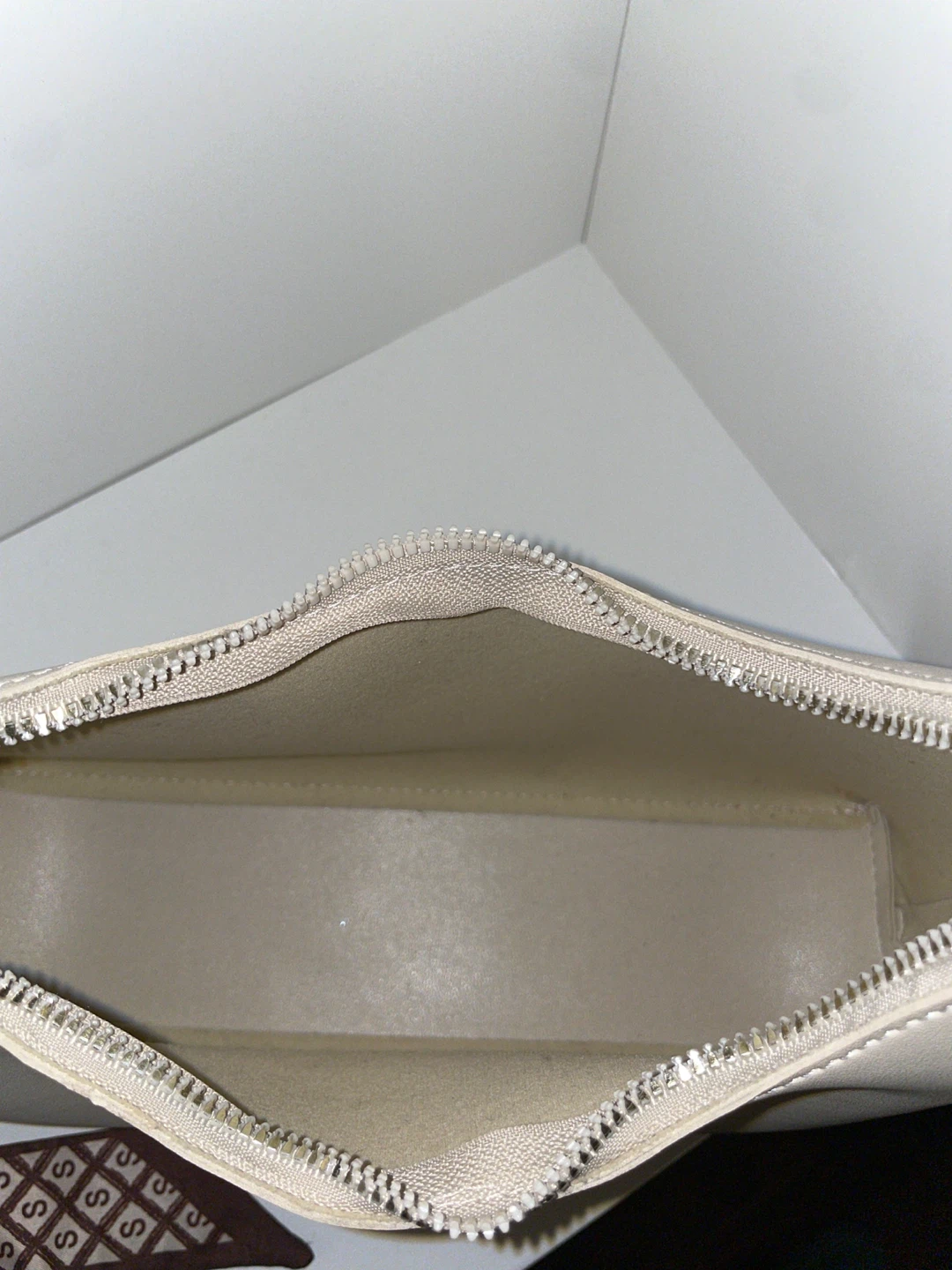 Stylish Beige Shoulder Bag with Scarf Accent - photo 3