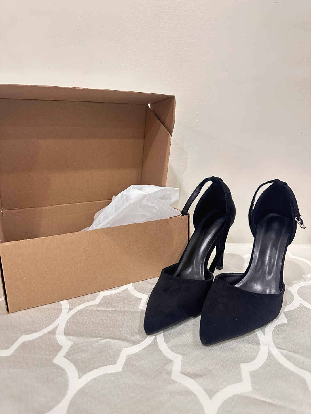 NEW Suede black heel size 9