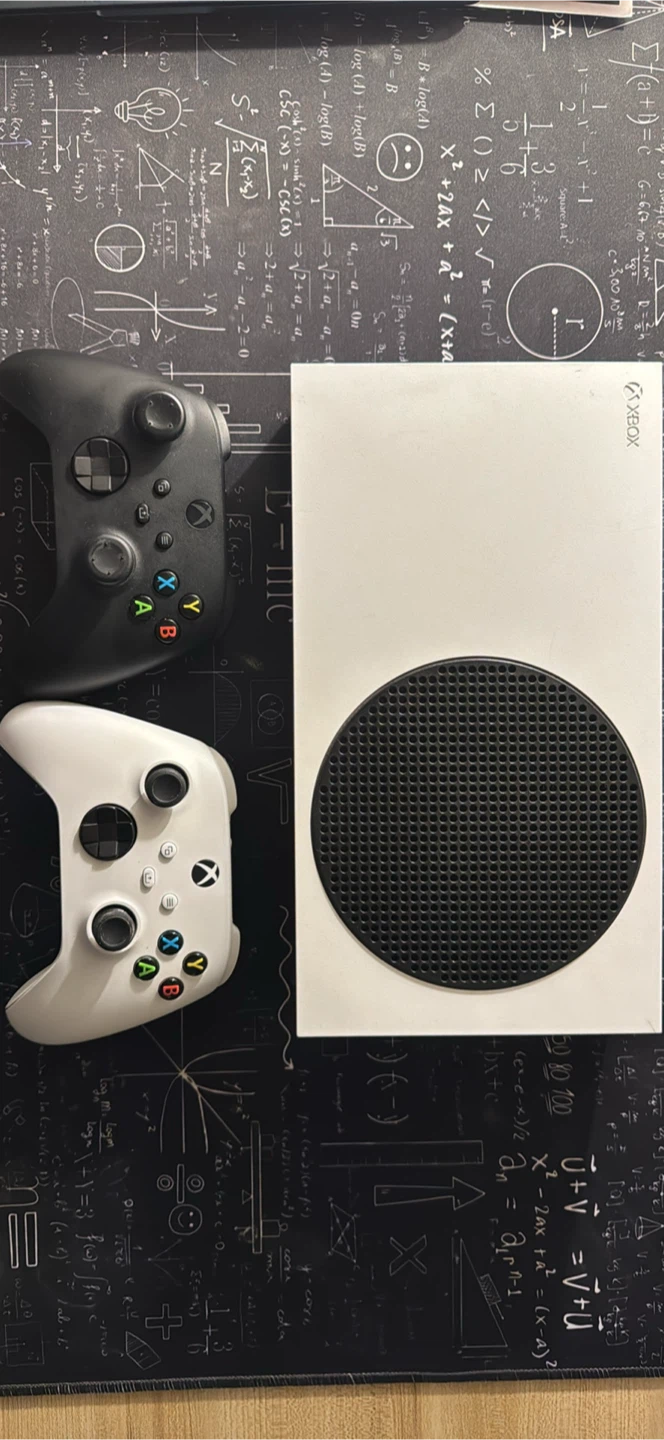 Xbox Series S 512gb  with 2 Controllers
