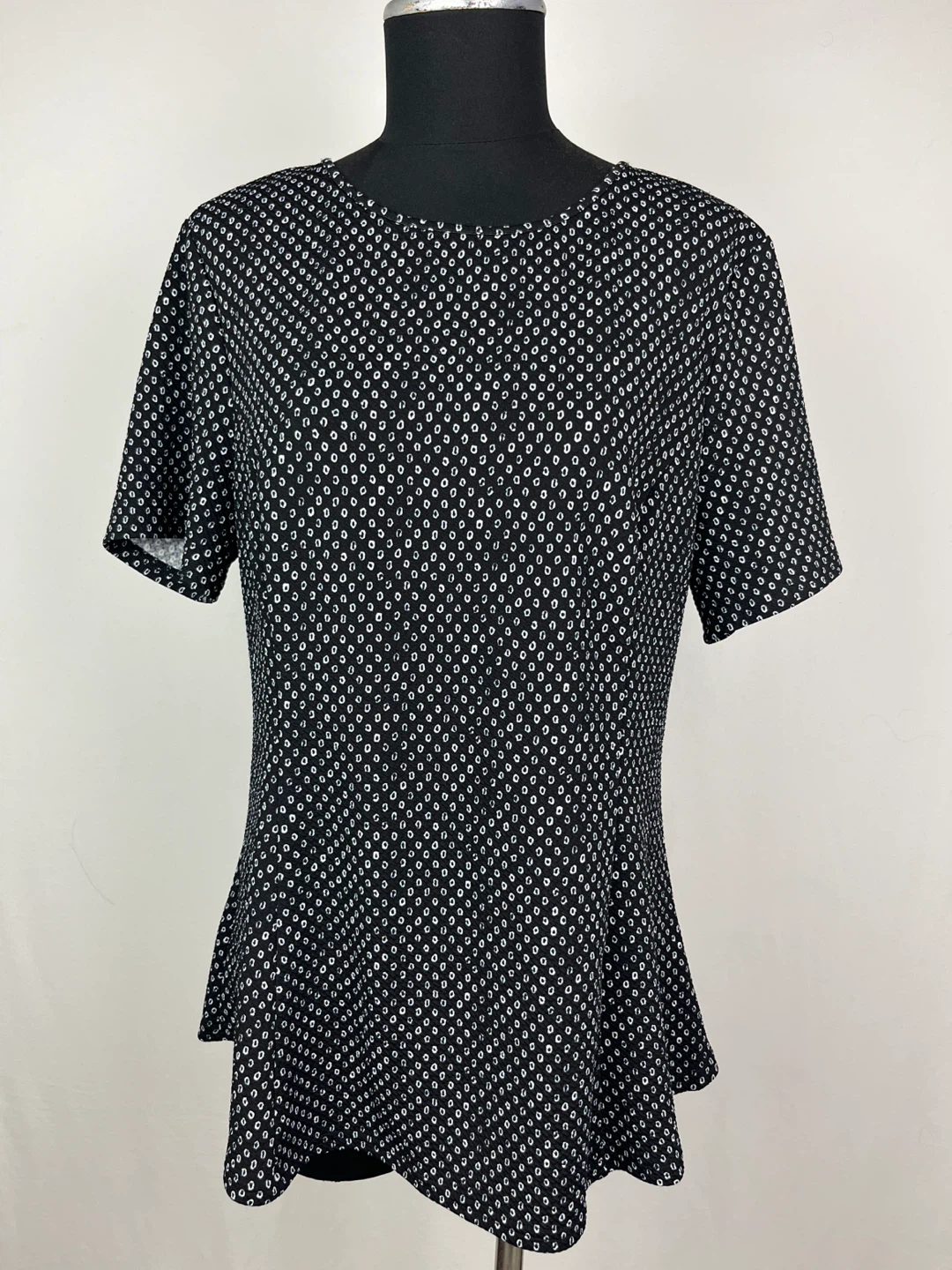 Suzy Shier Black & White Blouse size M