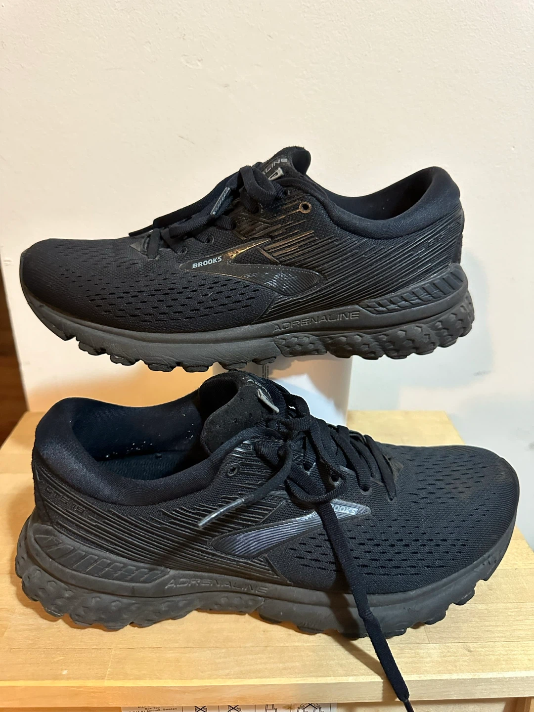 Brooks Adrenaline GTS 22 Black Running Shoes - Women US Size 8