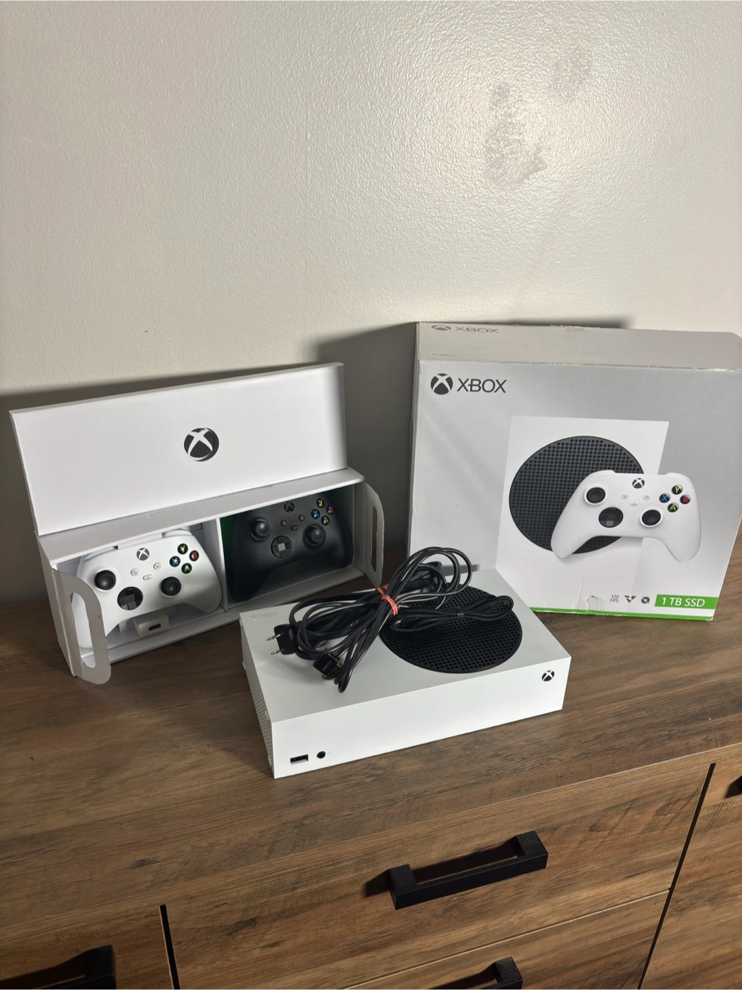 Xbox Series S 1TB + 2 Controllers - Act Fast! - photo 2