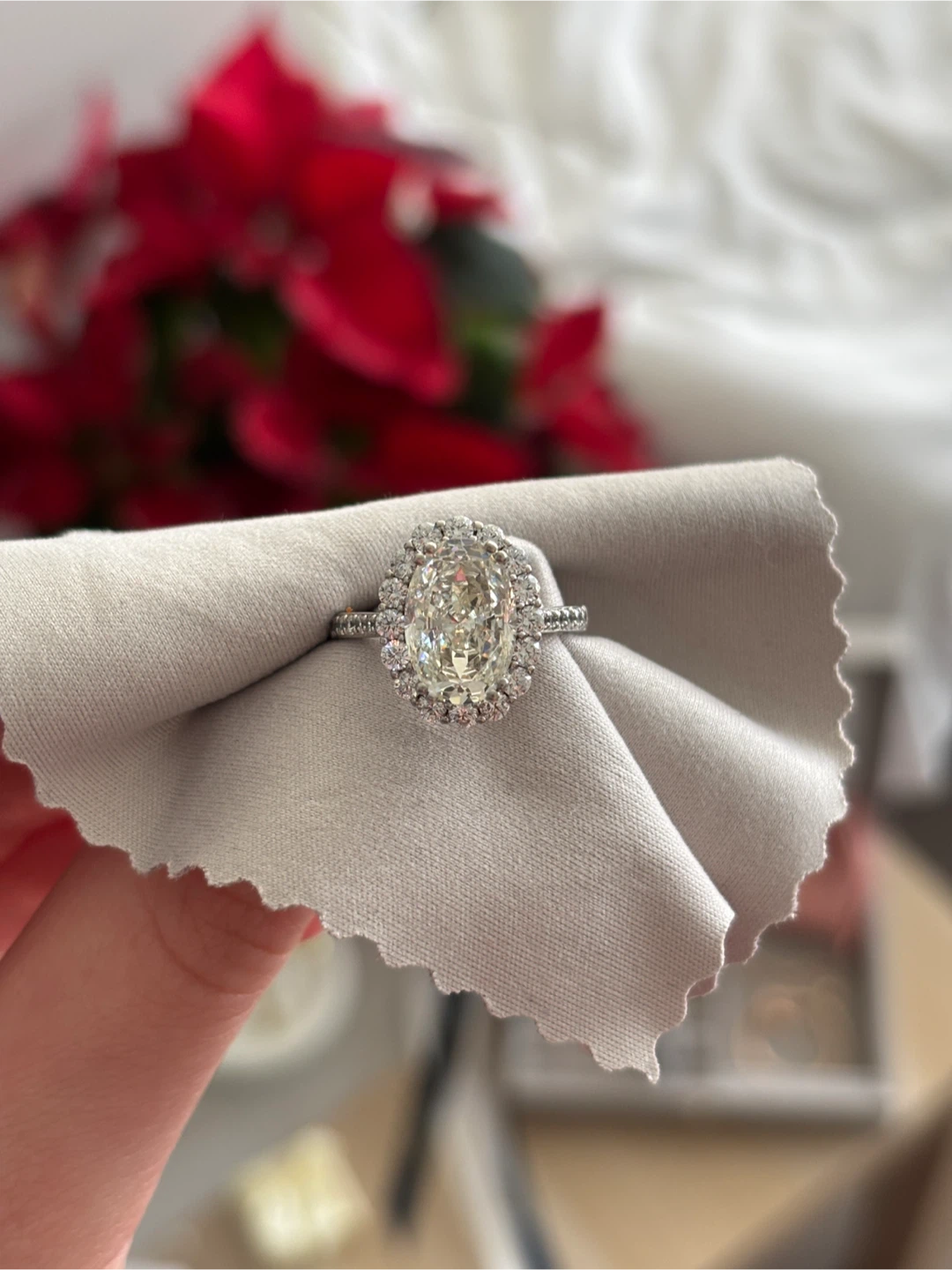 Oval Halo engagement 💍 ring