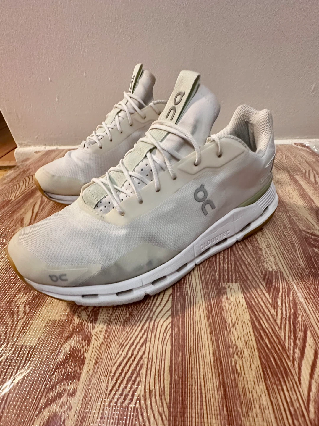 On CloudTec White Running Shoes - Size 10 - photo 4