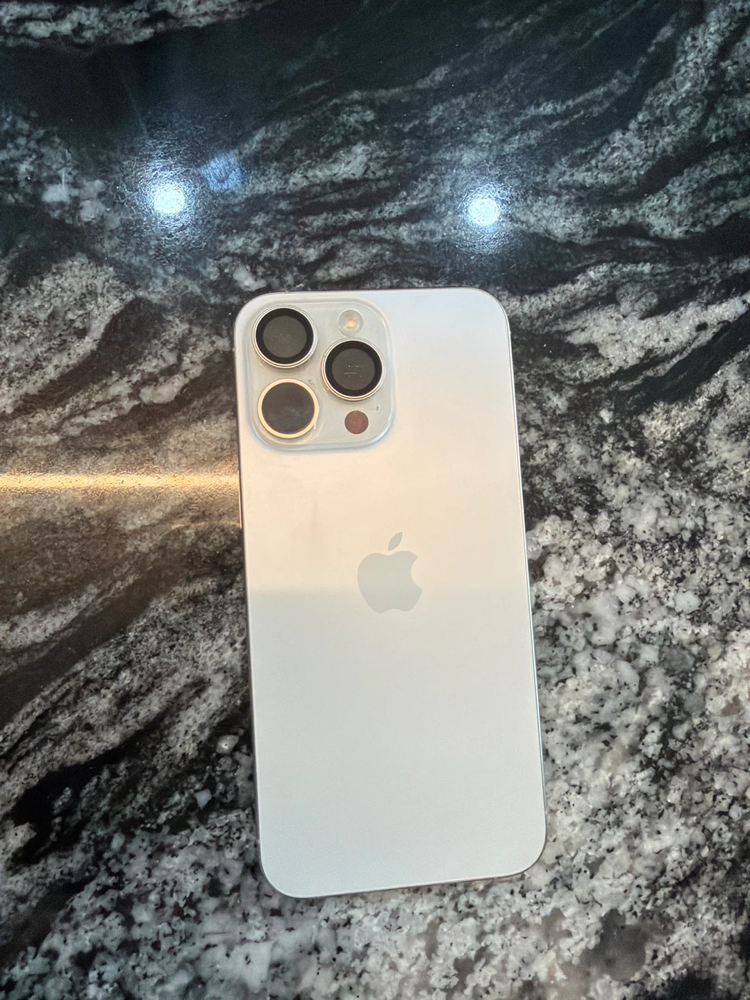 iPhone 15 Pro Max - photo 2