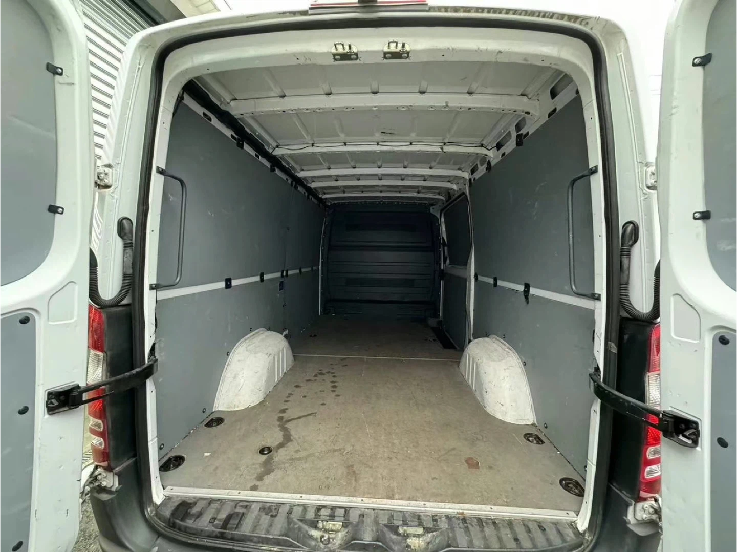Mercedes-Benz Sprinter Van - photo 3