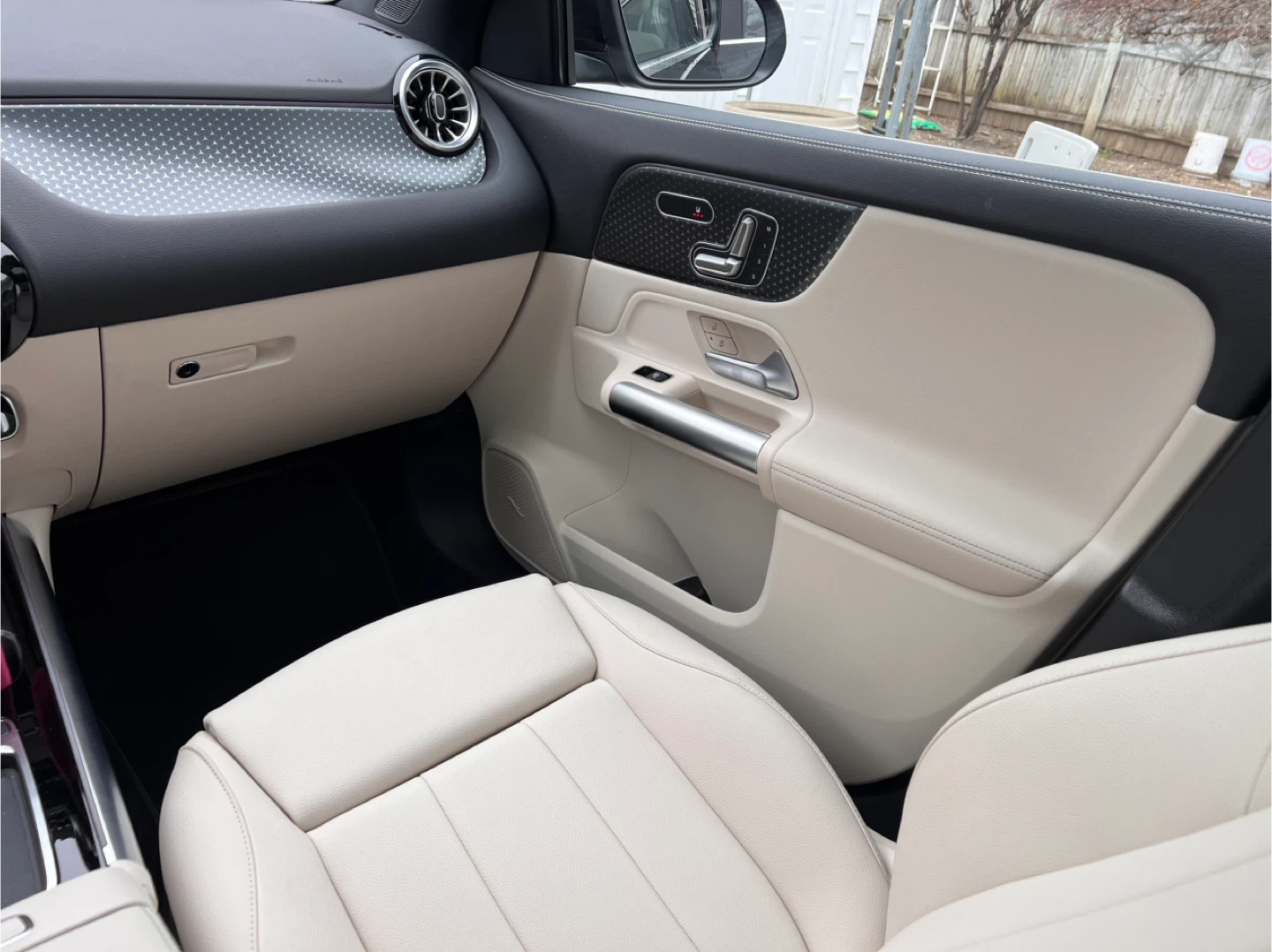 Mercedes-Benz GLA 250 SUV - Black Exterior, Beige Interior - photo 5