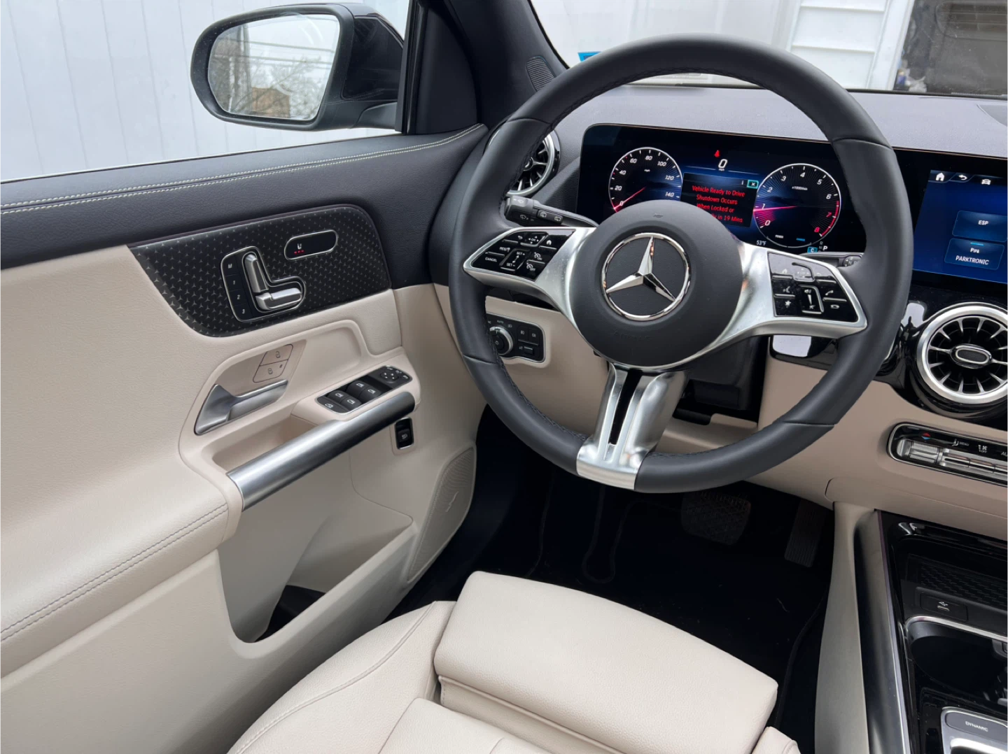 Mercedes-Benz GLA 250 SUV - Black Exterior, Beige Interior - photo 4
