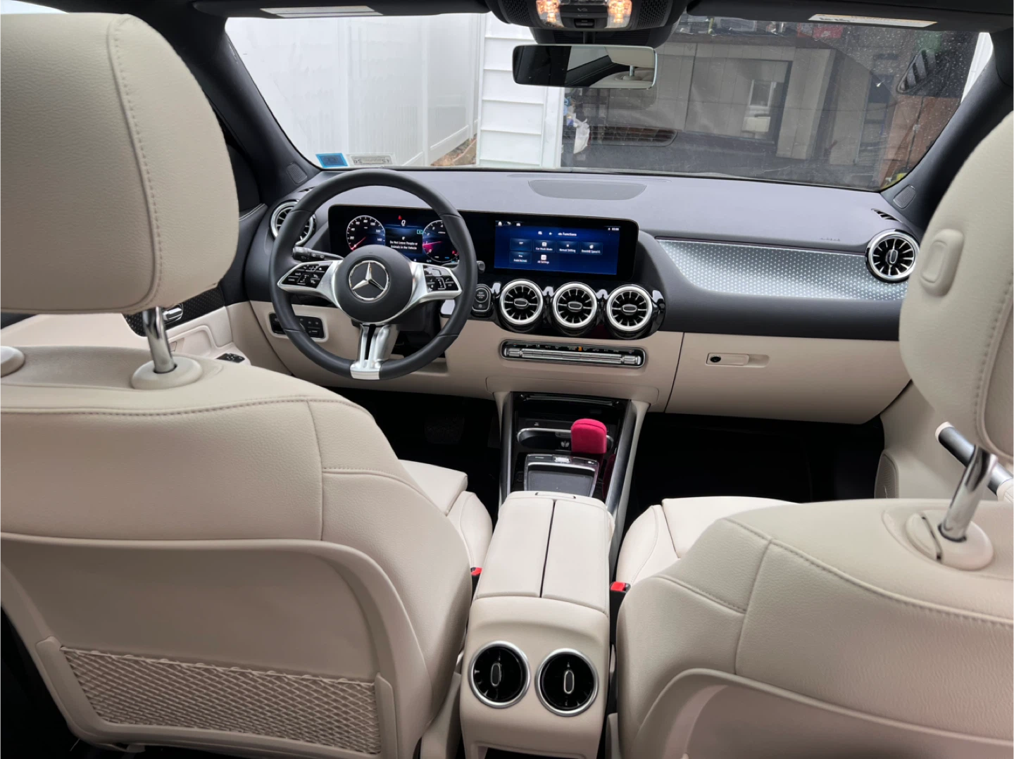 Mercedes-Benz GLA 250 SUV - Black Exterior, Beige Interior - photo 3