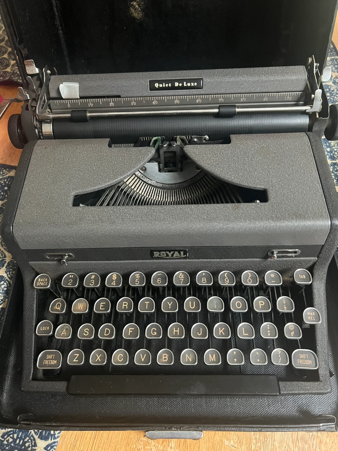 Royal Quiet De Luxe Typewriter - photo 2