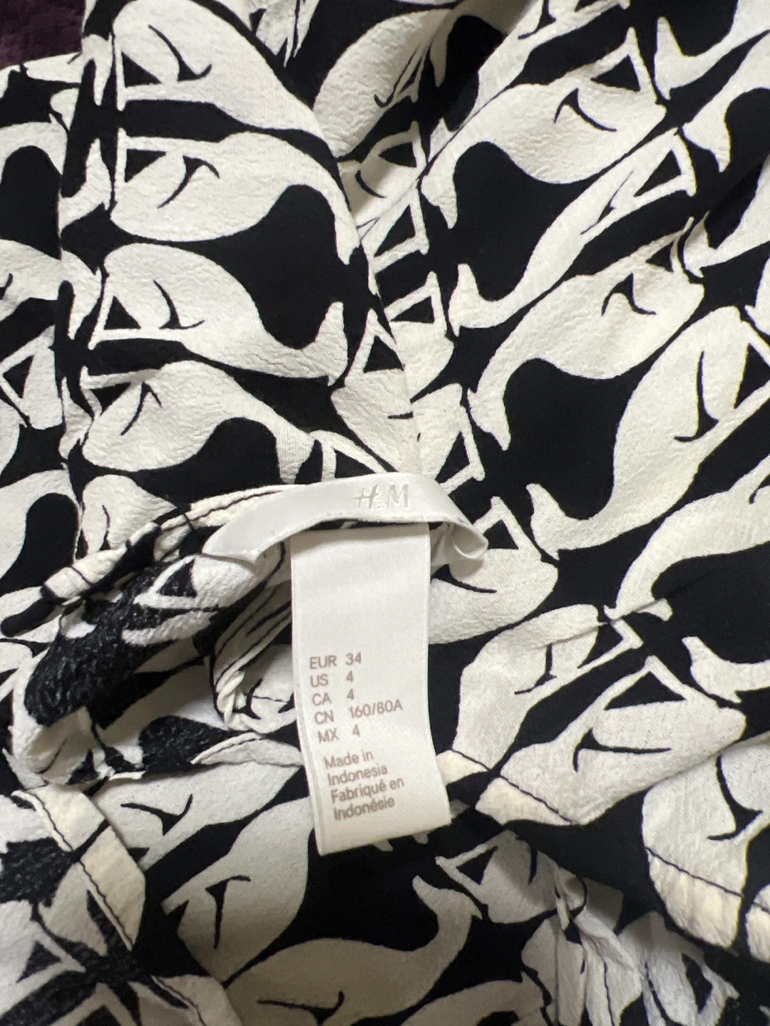 H&M Black & White Patterned Top - Size US 4 - photo 3