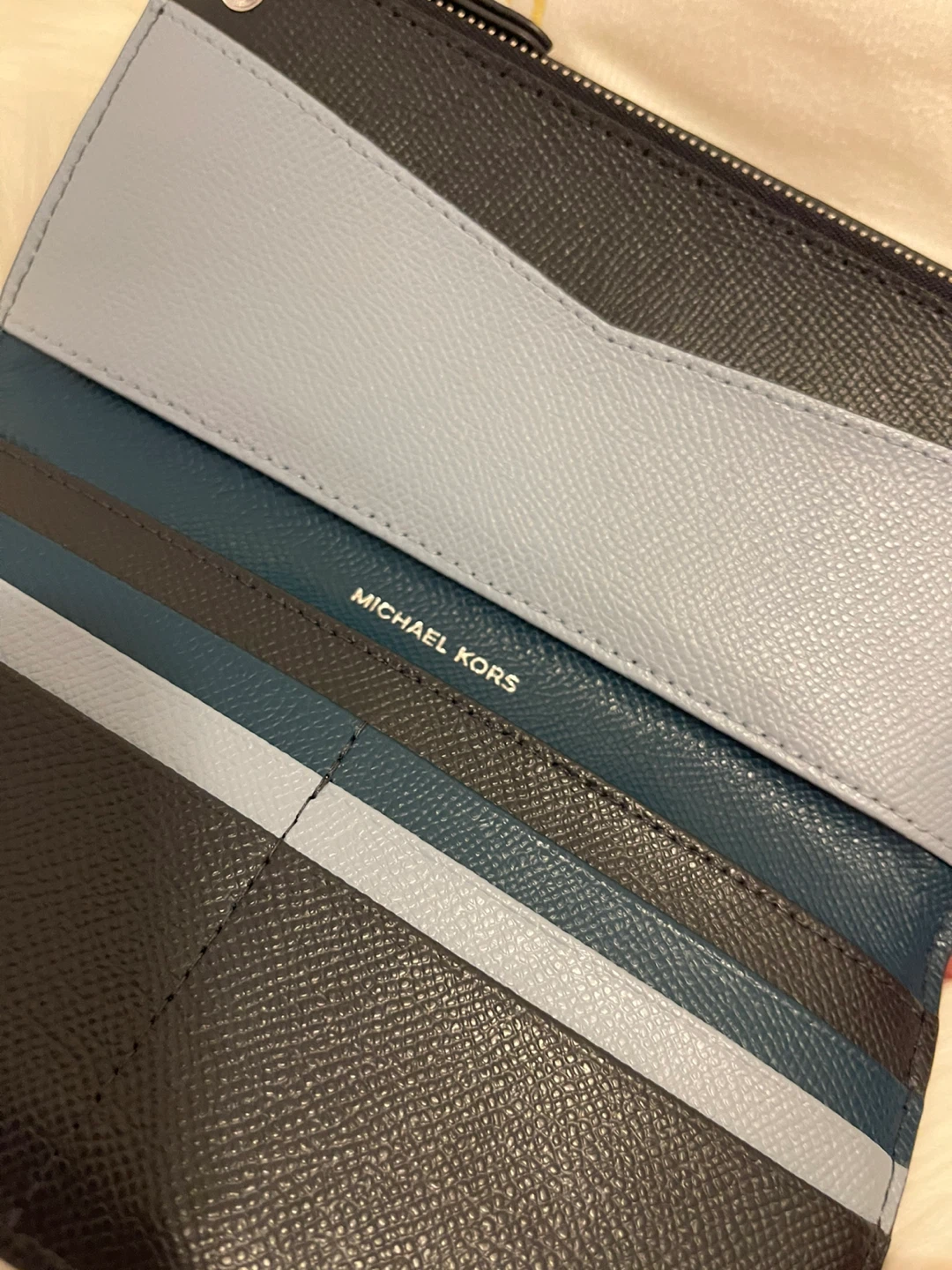 Like New: Authentic MK Large  Leather Slim Wallet - photo 2