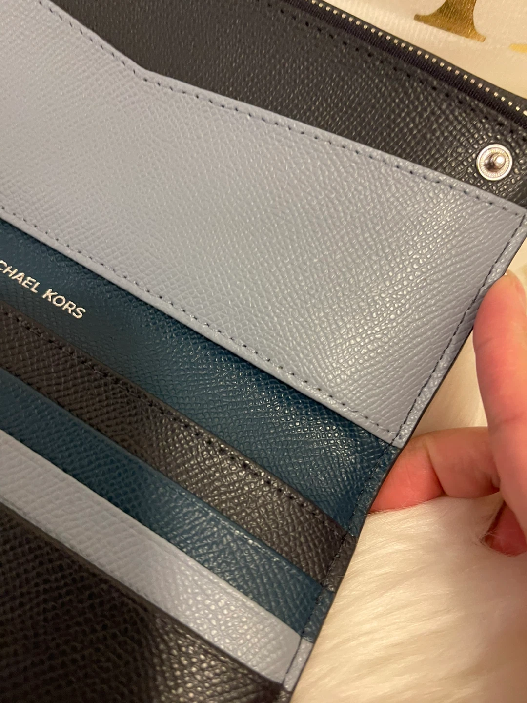 Like New: Authentic MK Large  Leather Slim Wallet - photo 3