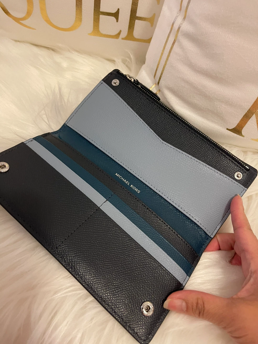 Like New: Authentic MK Large  Leather Slim Wallet - photo 4