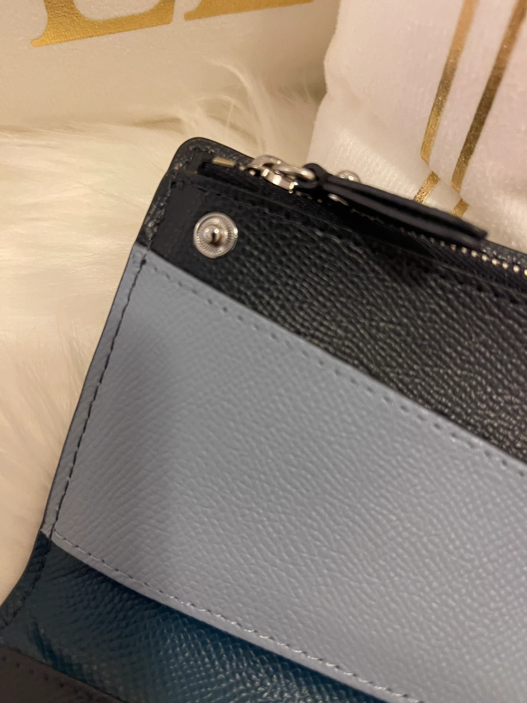 Like New: Authentic MK Large  Leather Slim Wallet - photo 5