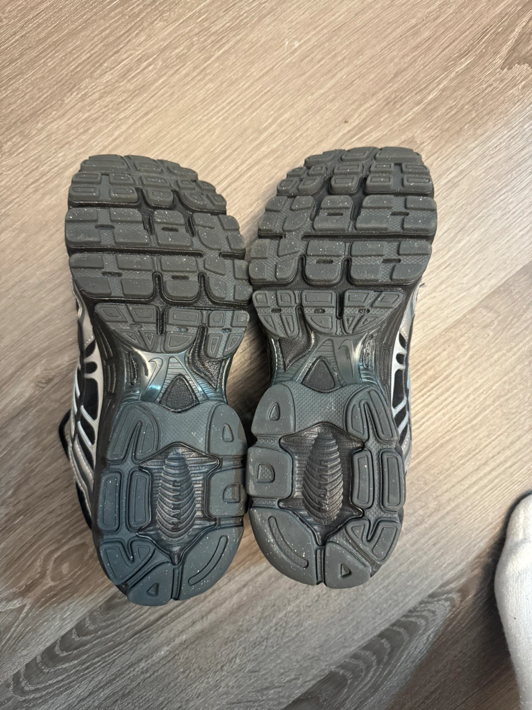 Nike Air Max US 8.5 Black/Silver - photo 2