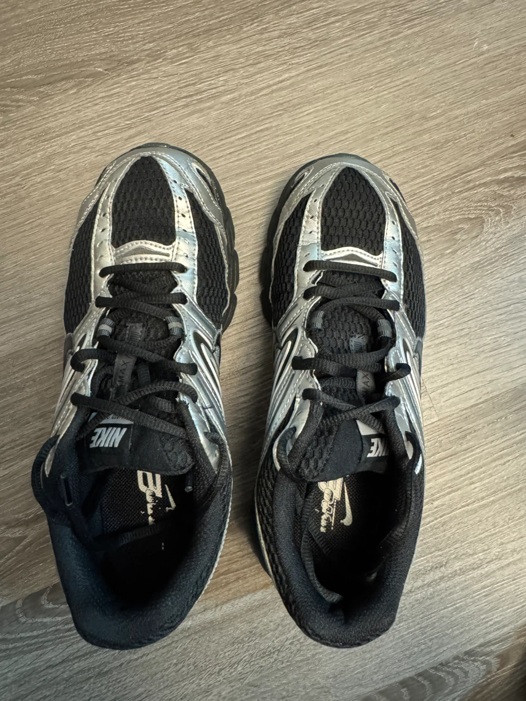 Nike Air Max US 8.5 Black/Silver