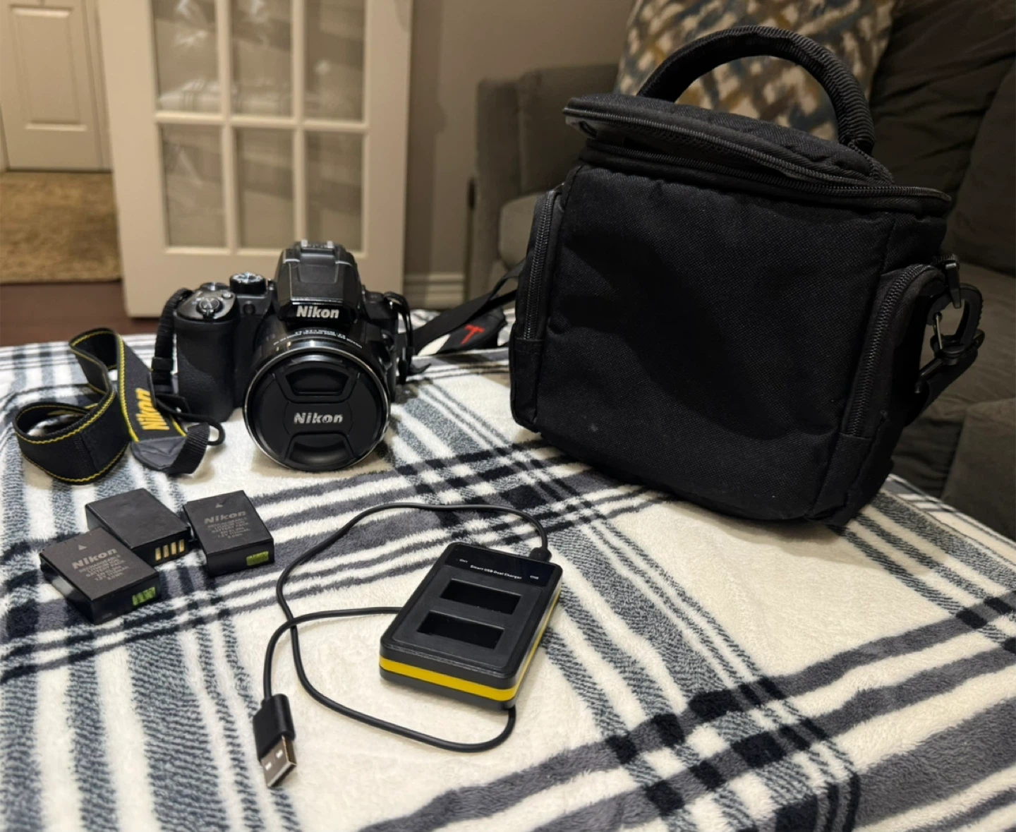 Nikon Coolpix P950 + 3 Batteries + Camera Bag + Charger