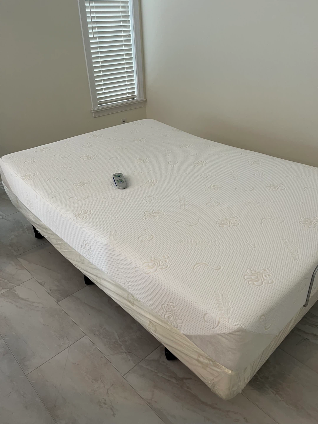 Tempur-Pedic Adjustable Bed with Remote - photo 3