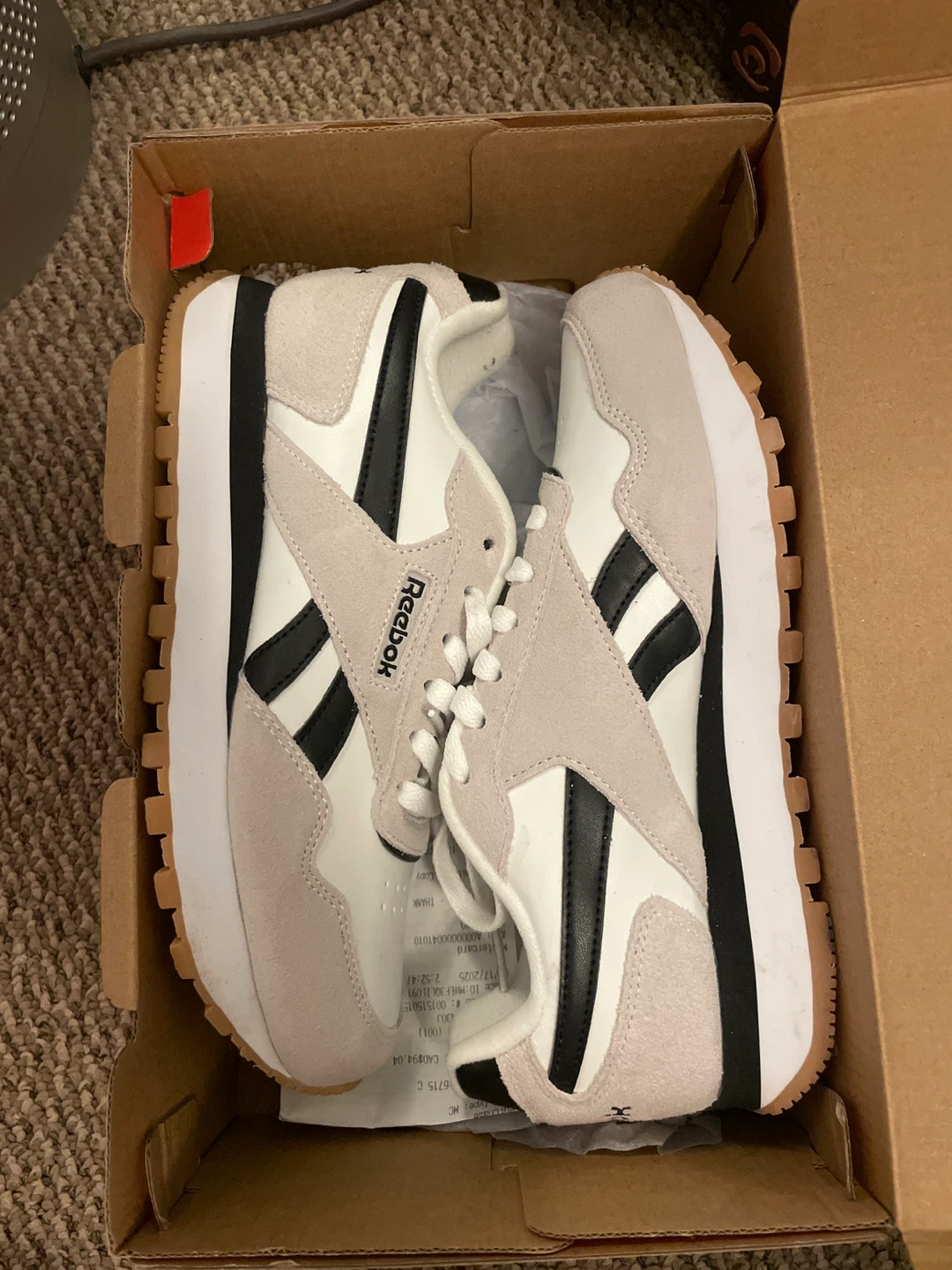 Reebok White & Beige Sneakers (Size 7.5 Women’s)