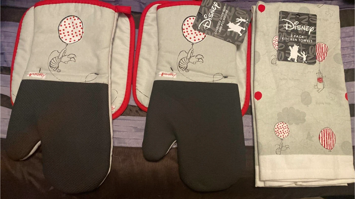 Disney Winnie the Pooh Oven Mitt & Kitchen Towel Set - New