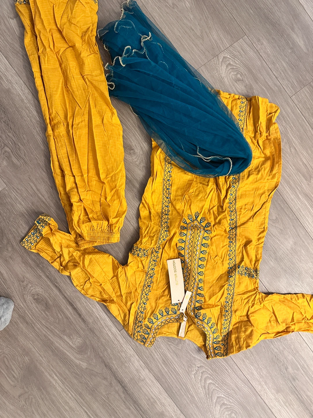 Girls  Embroidered Salwar Kameez