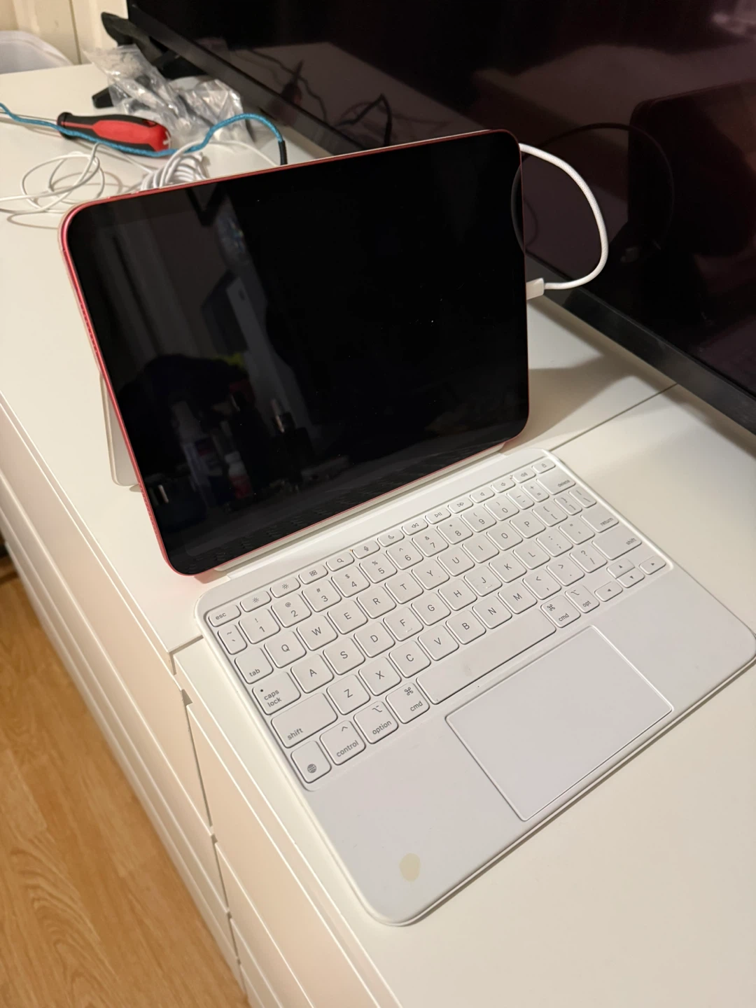 Apple iPad 10th Gen Pink with Keyboard