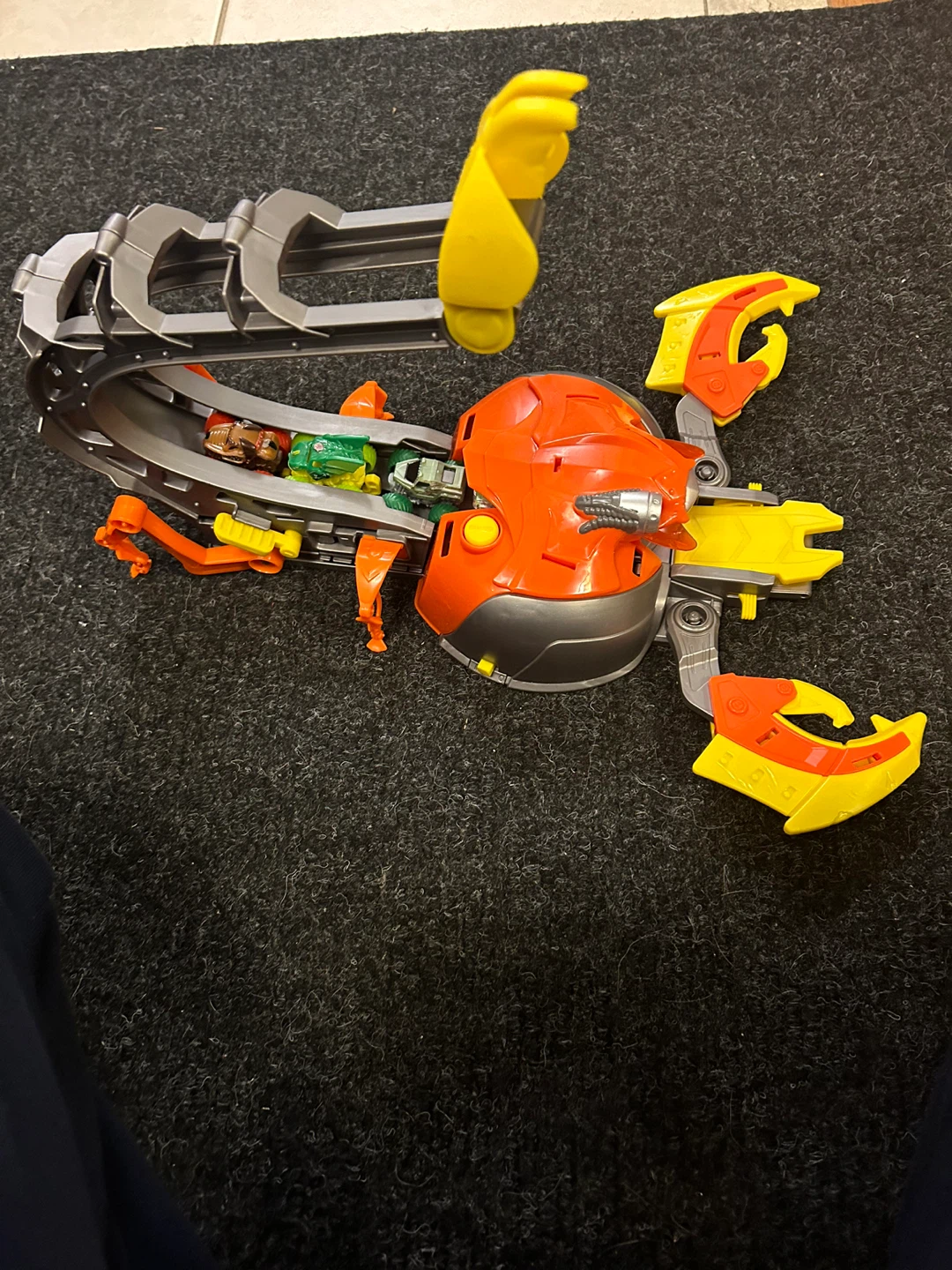 Car launcher shaped as a scorpion