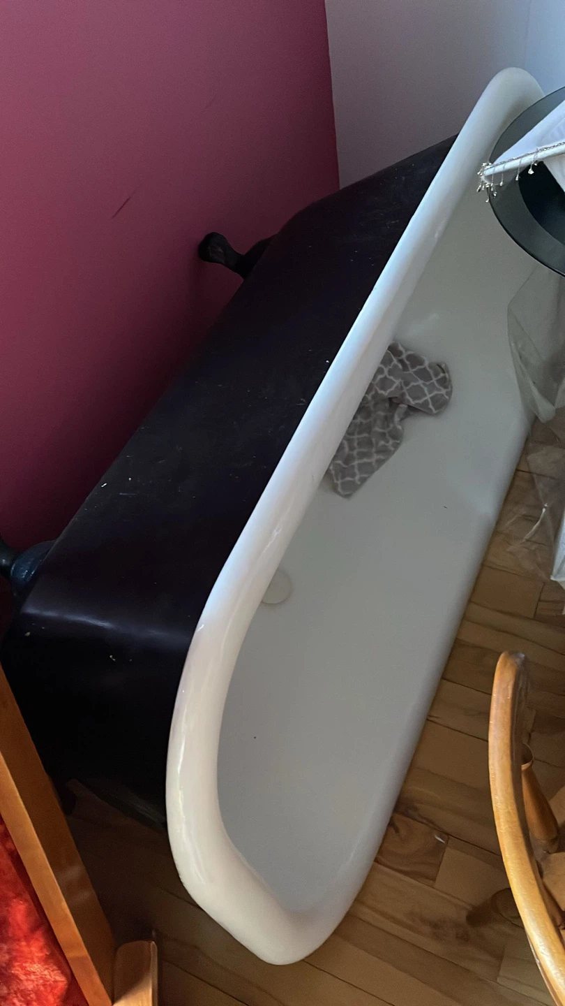 Vintage Clawfoot Bathtub - photo 2