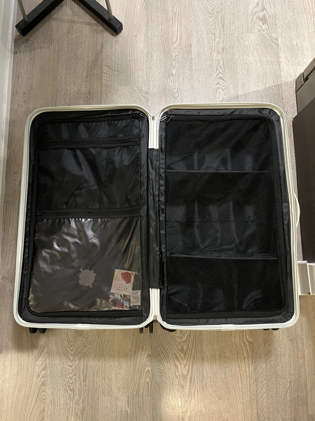 White Suitcase - 68x55x33 cm - photo 3