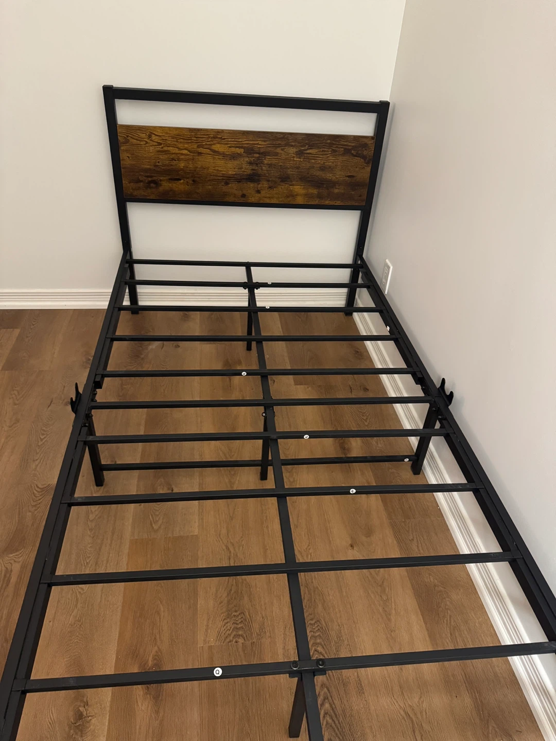 ⭐️ Twin Size Metal Bed Frame with Wooden Headboard ⭐️ - photo 5
