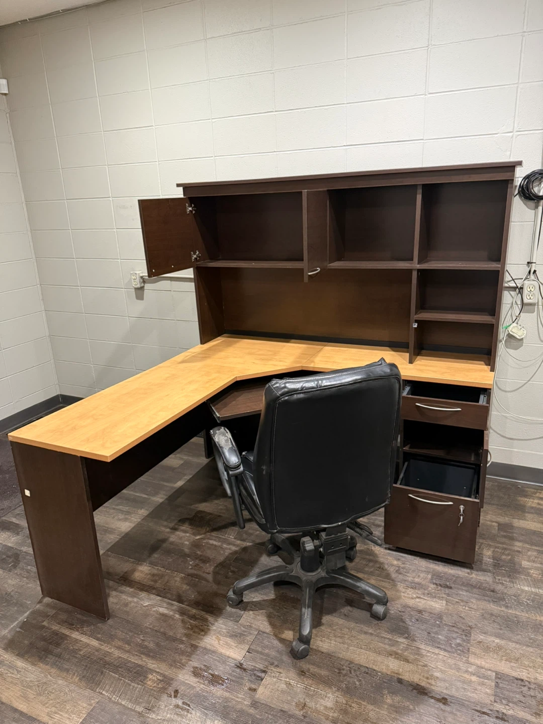 Moving sale. Very nice desk for sale - photo 2