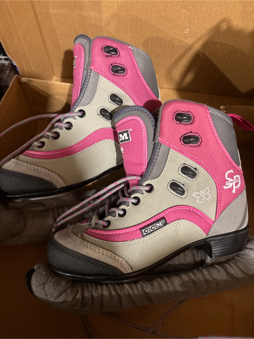 CCM Jamie Girl Ice Skates - Size 4 - photo 3