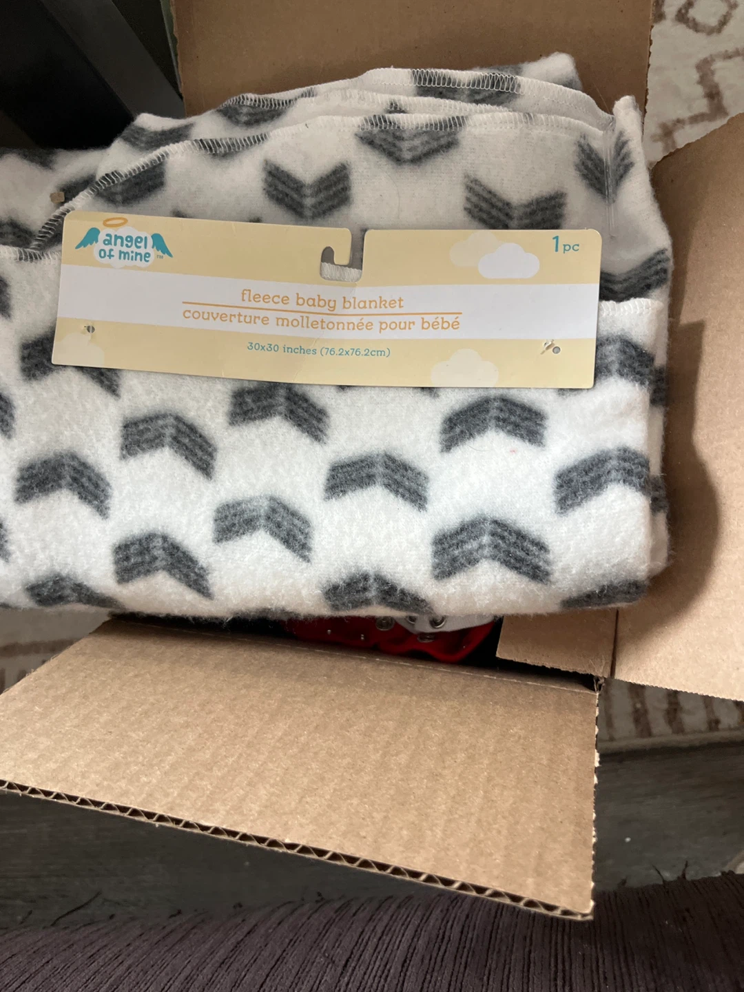 Box of assorted baby clothes - photo 2