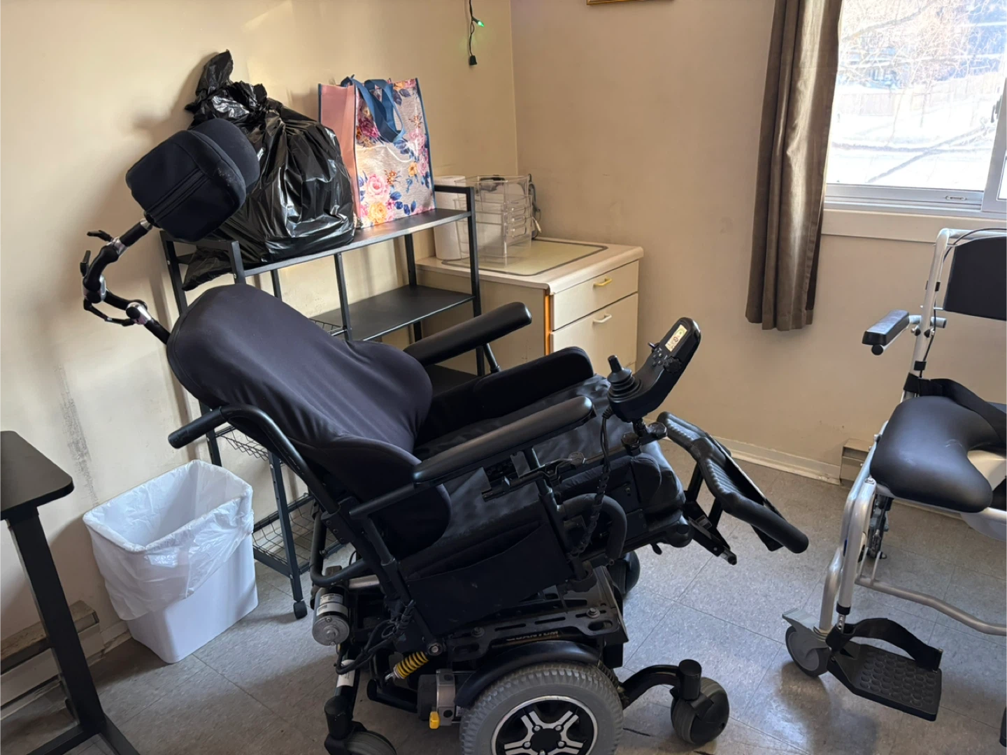 Quantum Power Wheelchair - photo 2