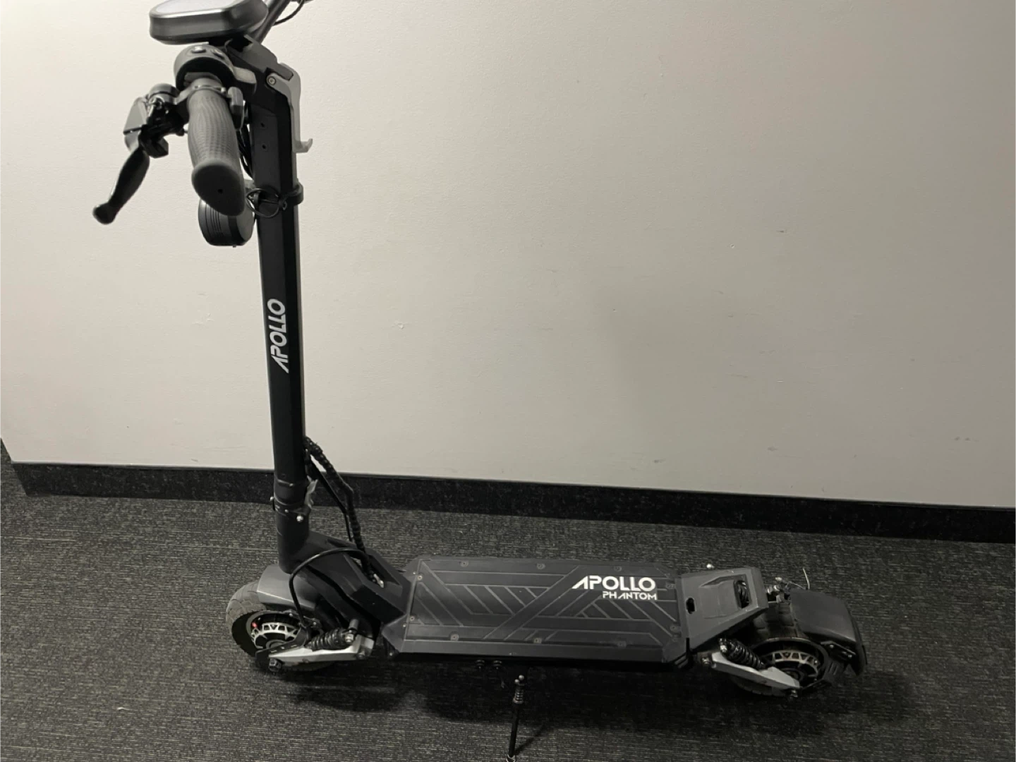Apollo Phantom V1 Electric Scooter - photo 3
