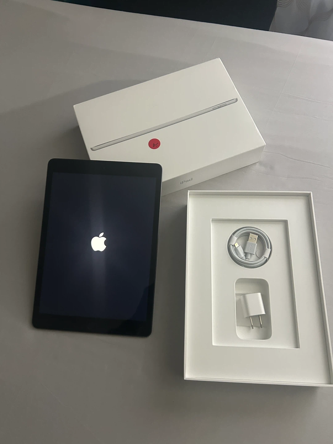 Apple iPad (7th Gen) 32GB - Like New! - photo 5