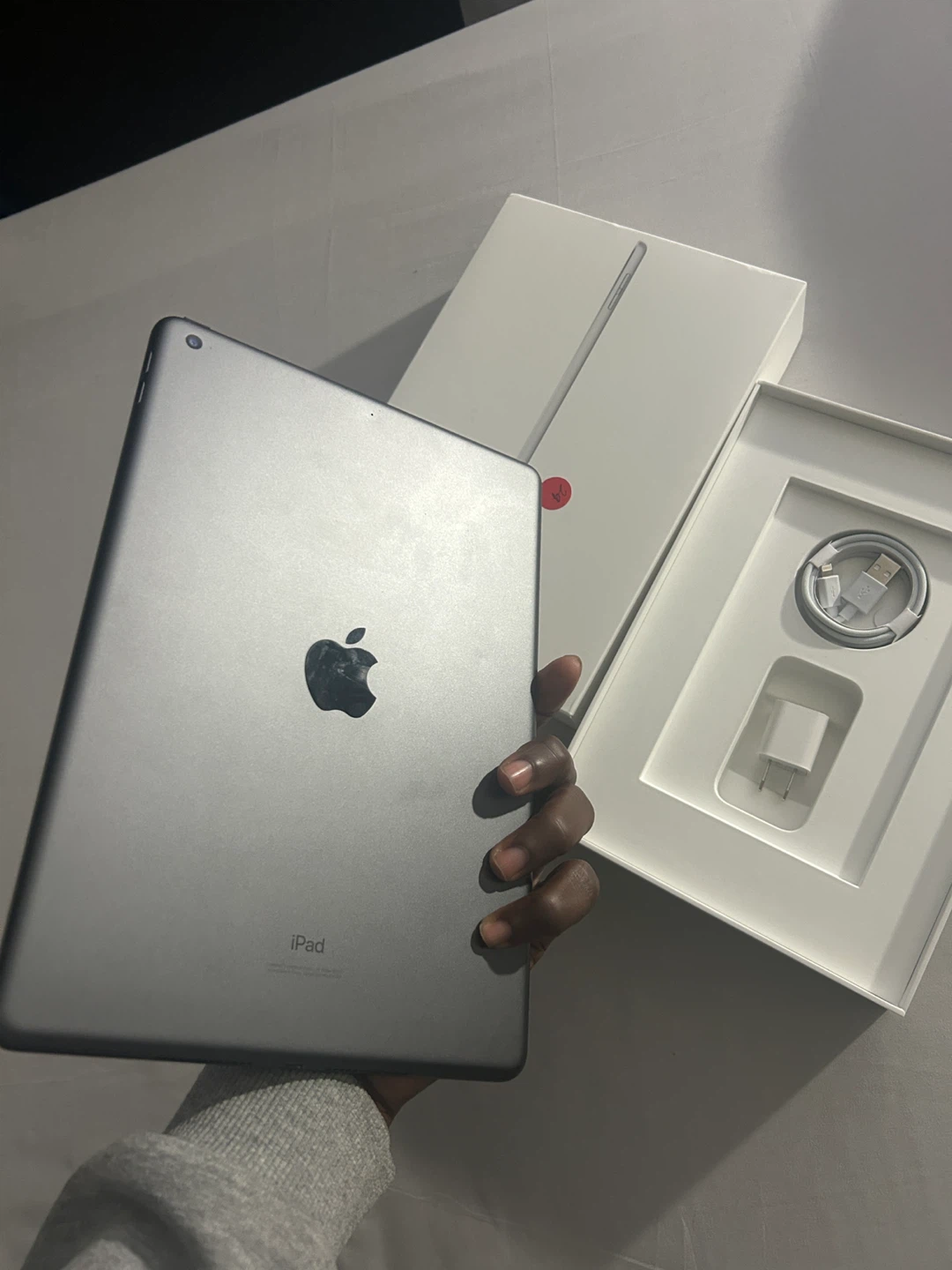 Apple iPad (7th Gen) 32GB - Like New! - photo 2