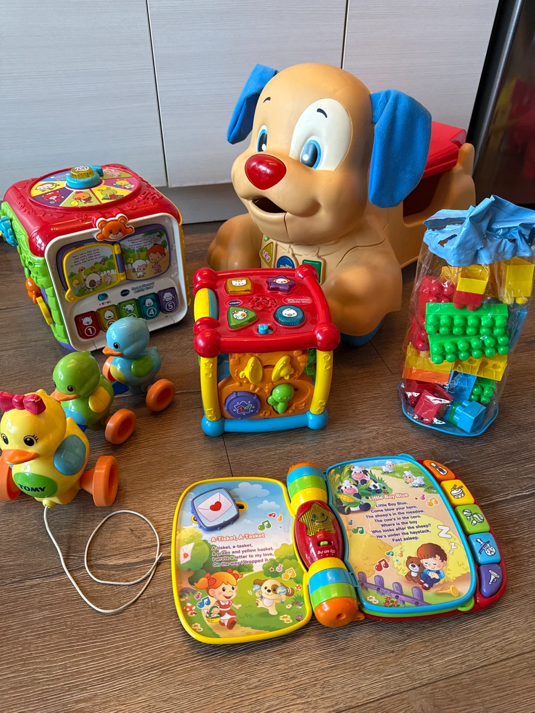 Toy bundle. VTech Sort & Discover Cube + more