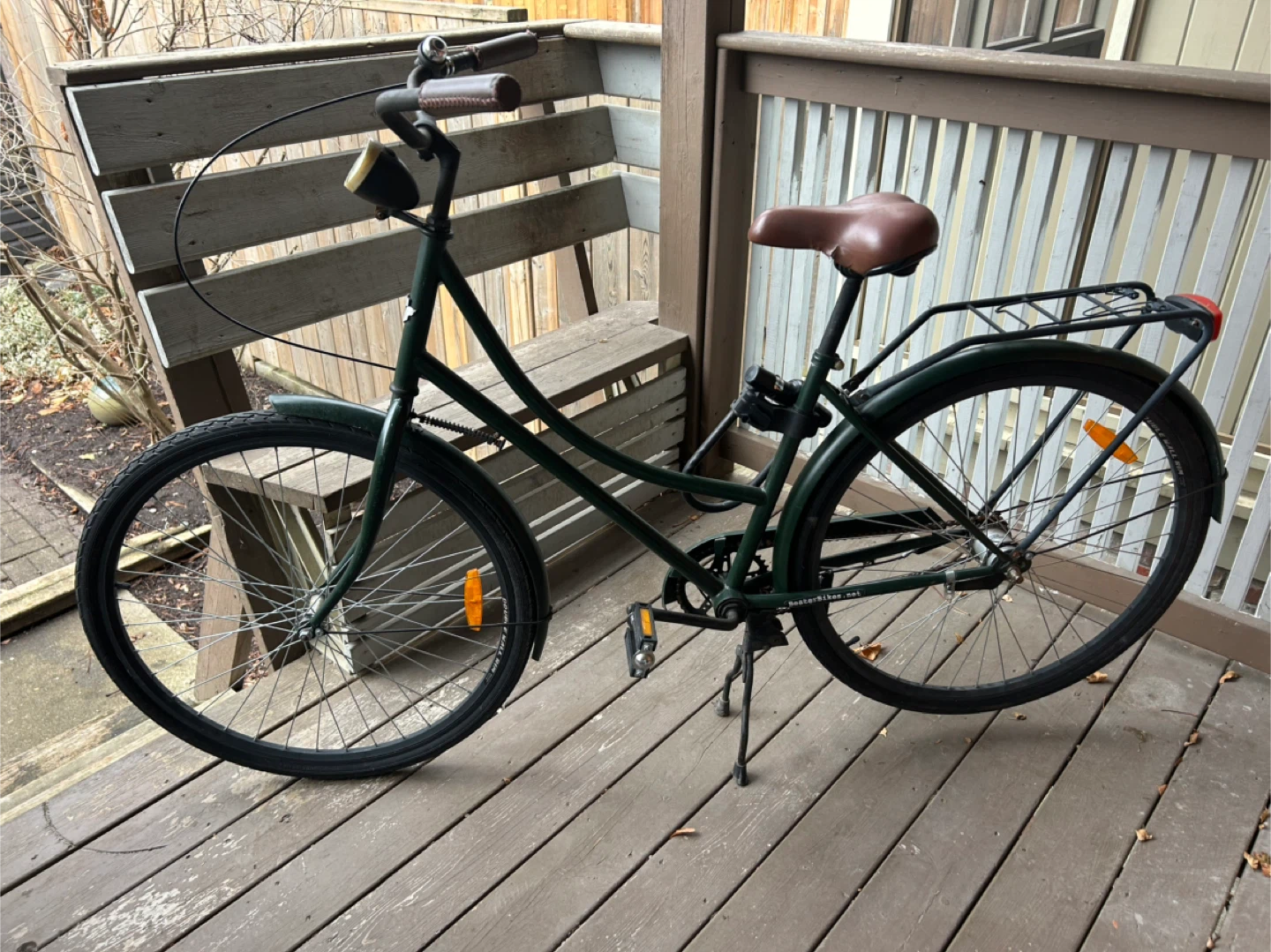 Vintage-looking beach cruiser