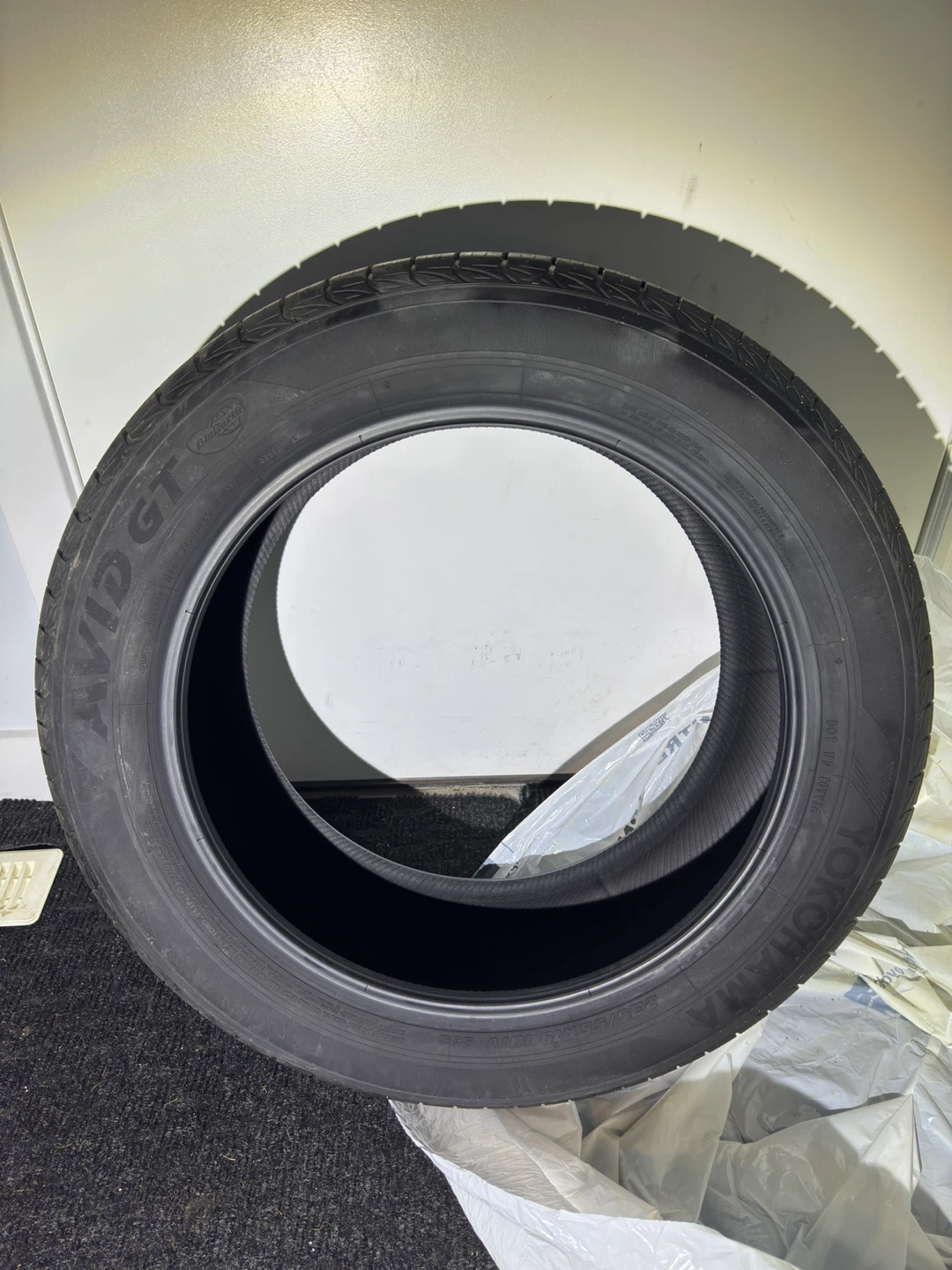 Yokohama AVID GT 235/55R19 Tire
