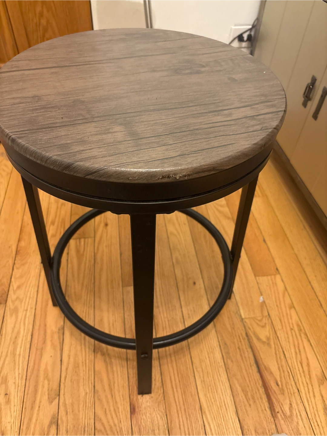1 swivel stool