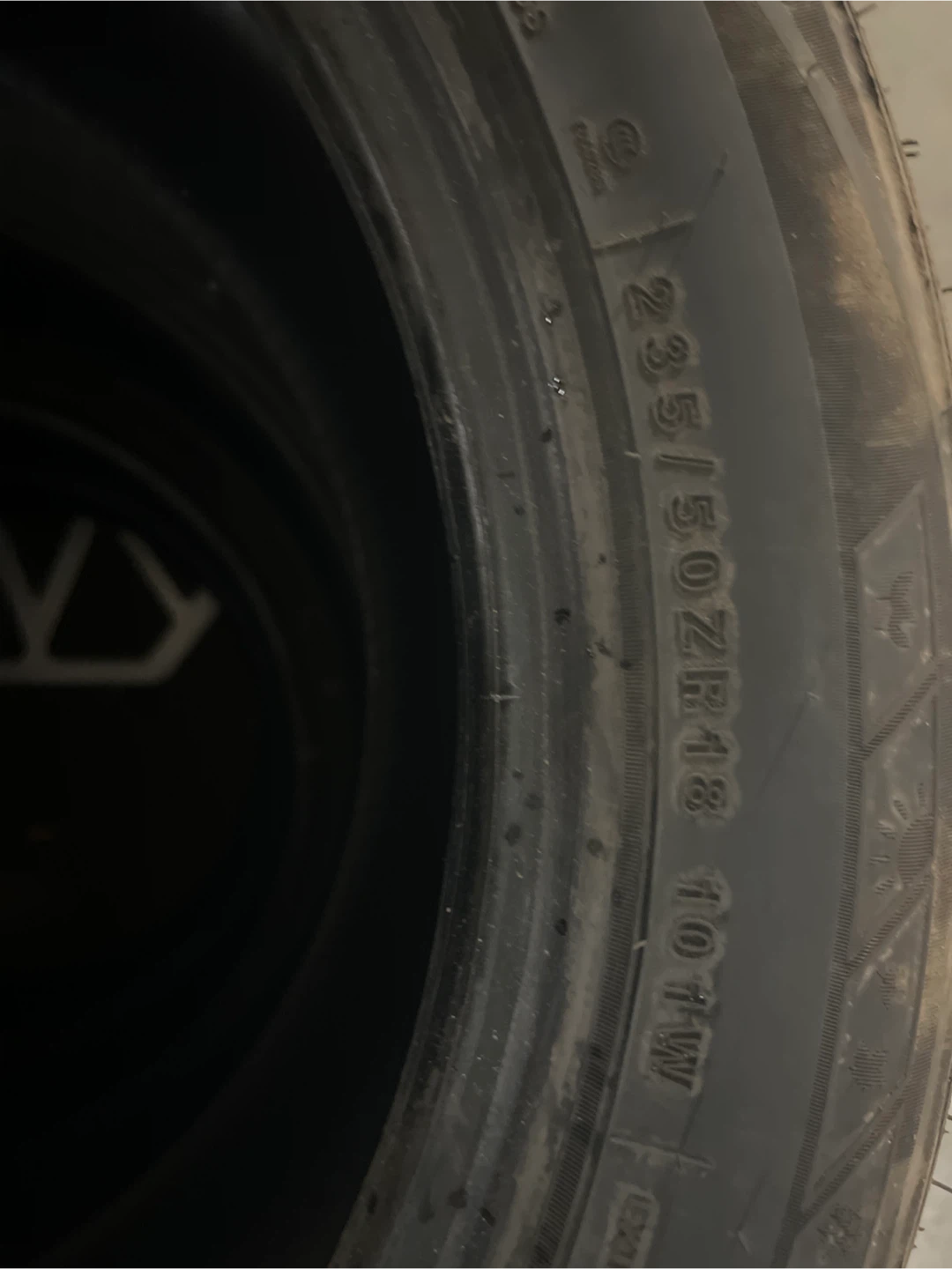 Set of 4 Tires - 235/50ZR18 101W