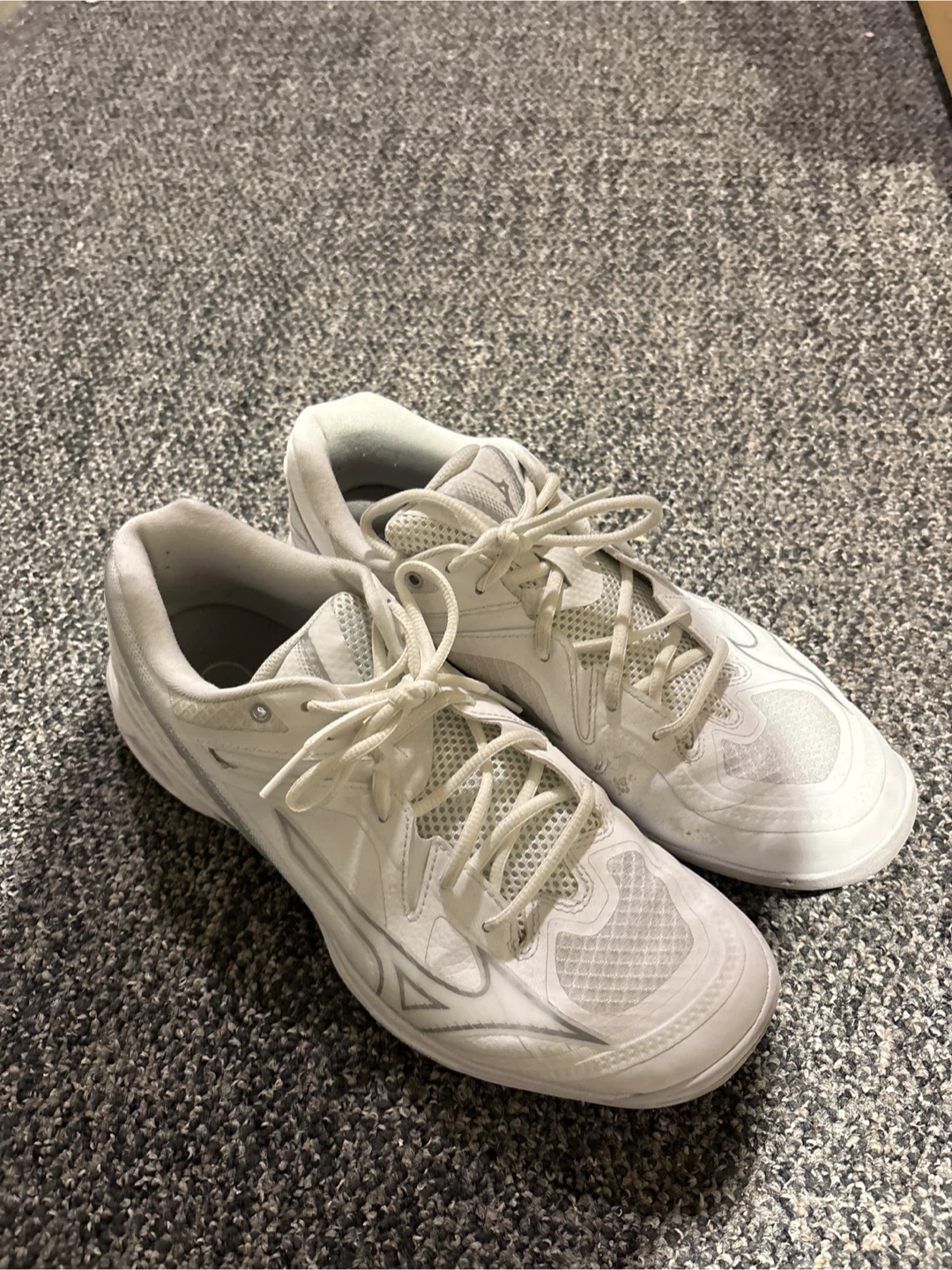 Mizuno White Volleyball/Badminton Shoes size 9