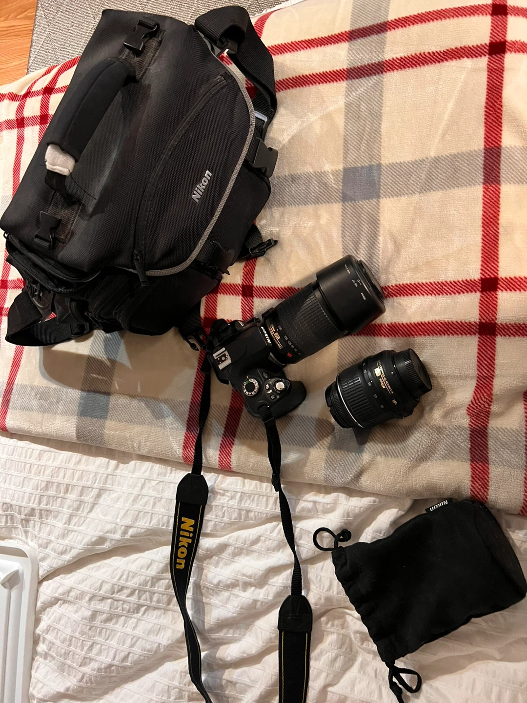 Nikon D60 DSLR Camera with Extra zoom Lense & Bag - photo 2