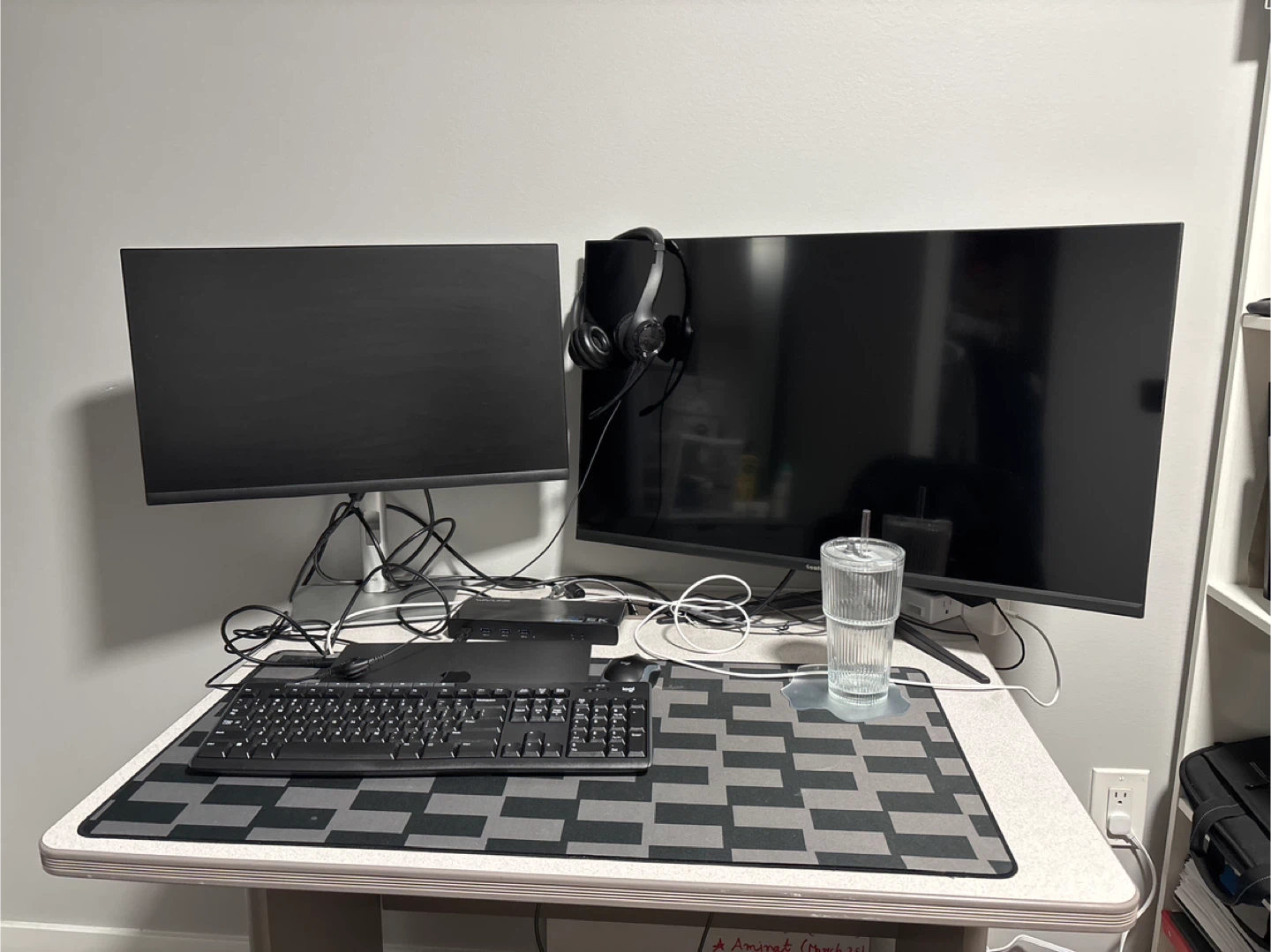 Modern & Sturdy Office Desk – Perfect for Work or Study! - photo 2