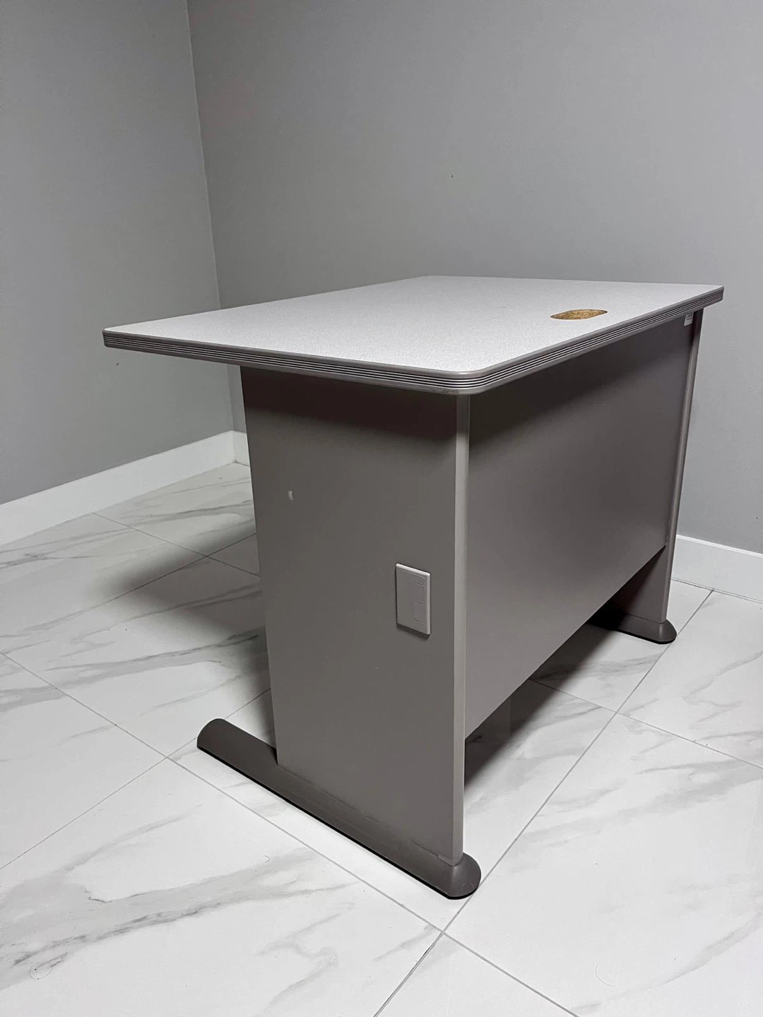 Modern & Sturdy Office Desk – Perfect for Work or Study!