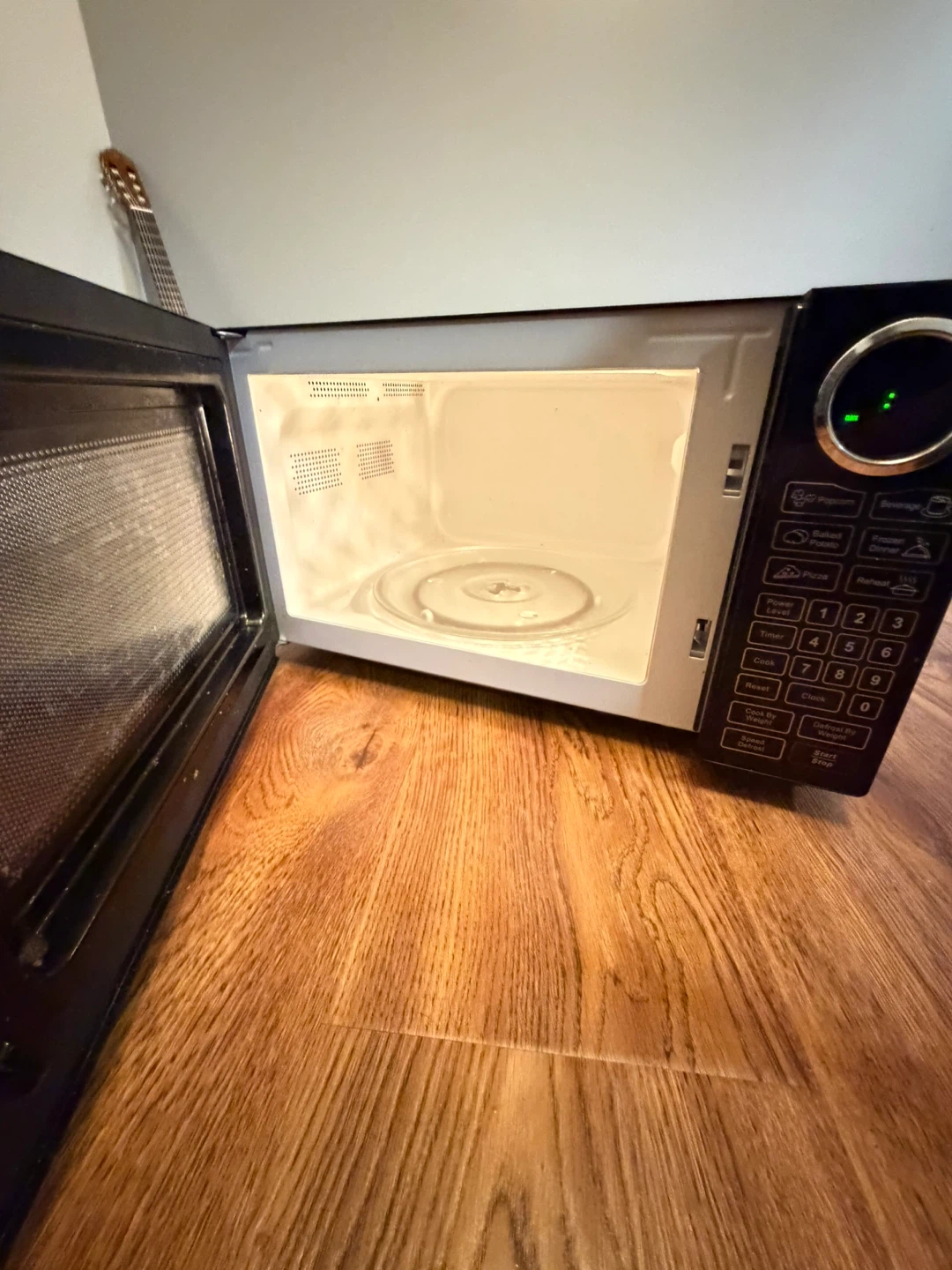 RCA Microwave Oven - Black - photo 2