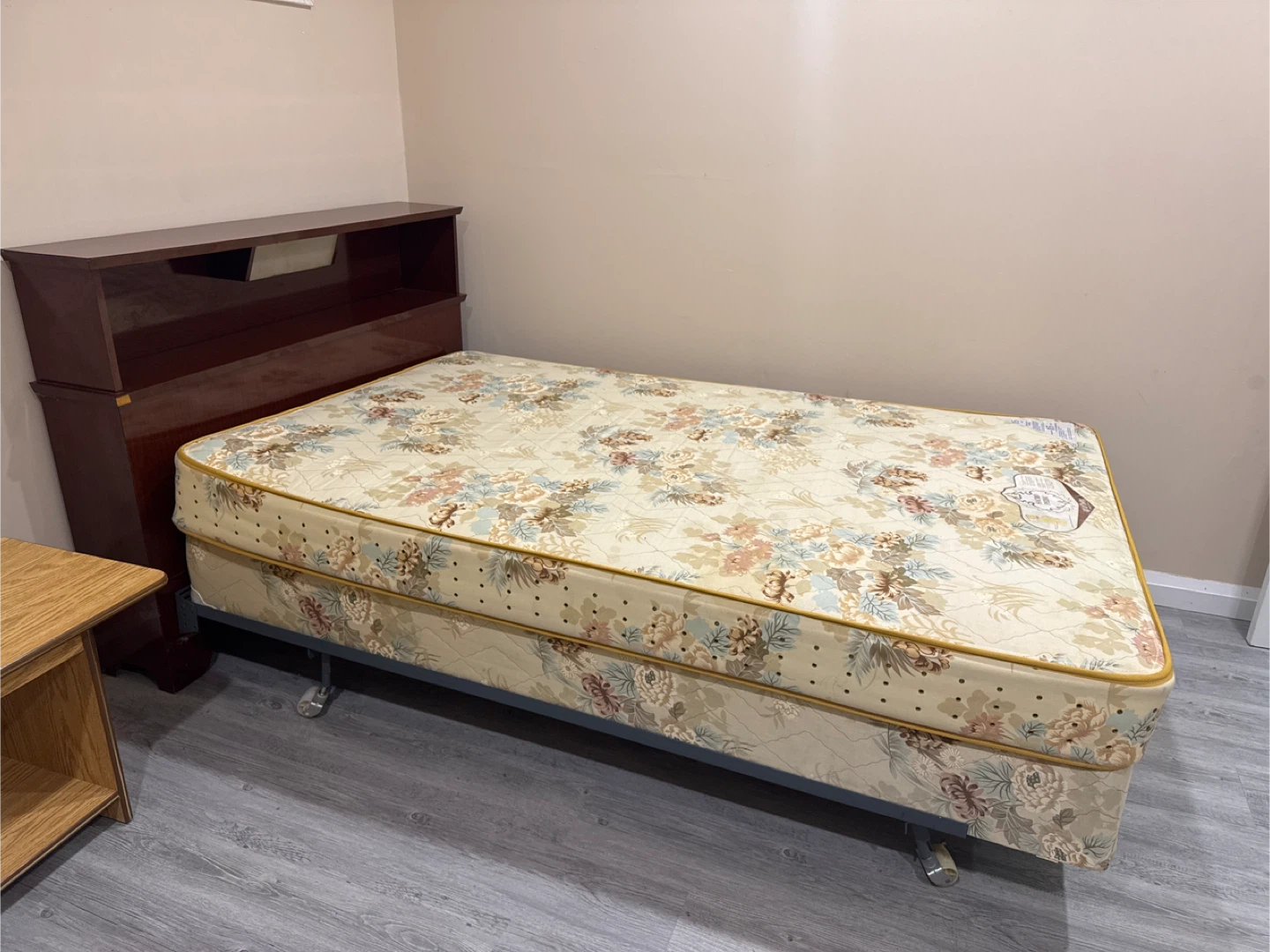Floral Patterned Twin Bed with Headboard - photo 4